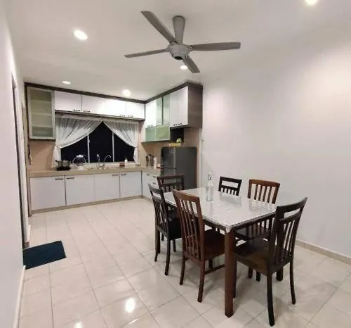 Homestay Pulai Indah Τζόχορ Μπάχρου 0*,
